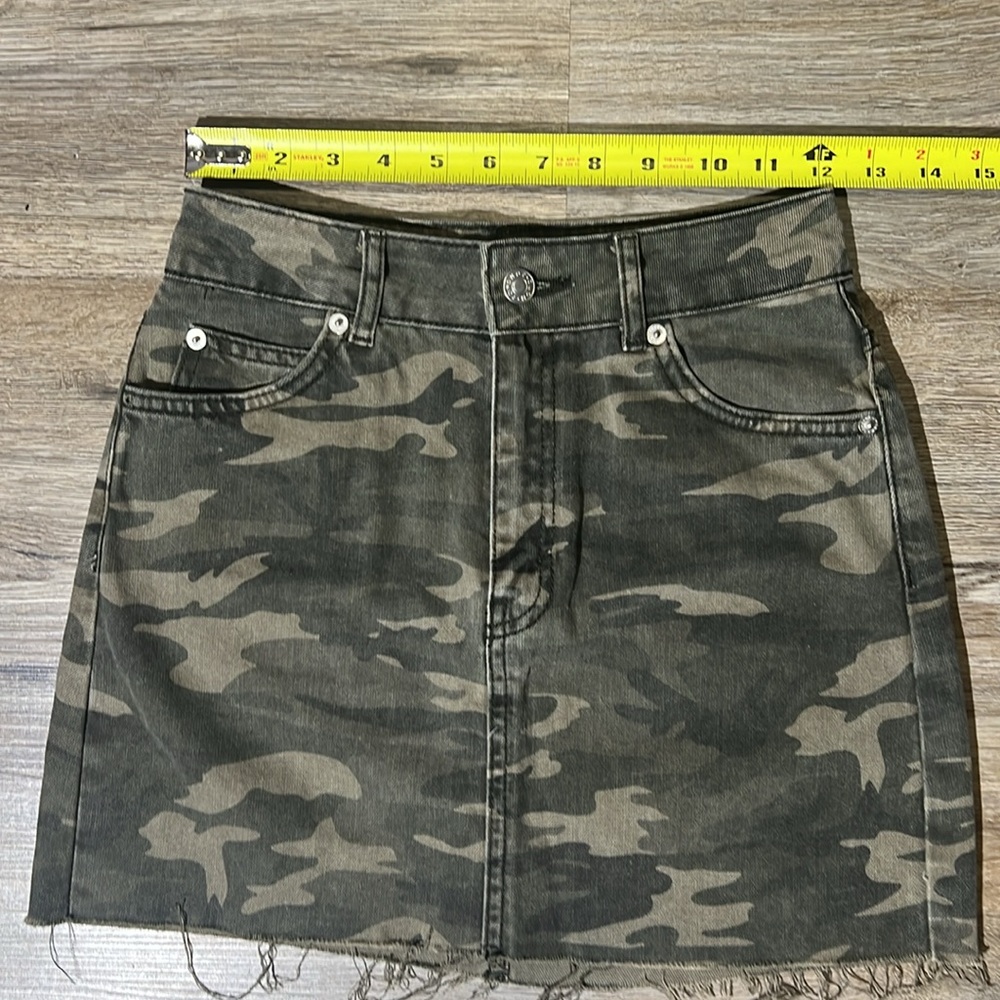 TOPSHOP
Moto Camouflage Denim Skirt Size 0 - Picture 3 of 9